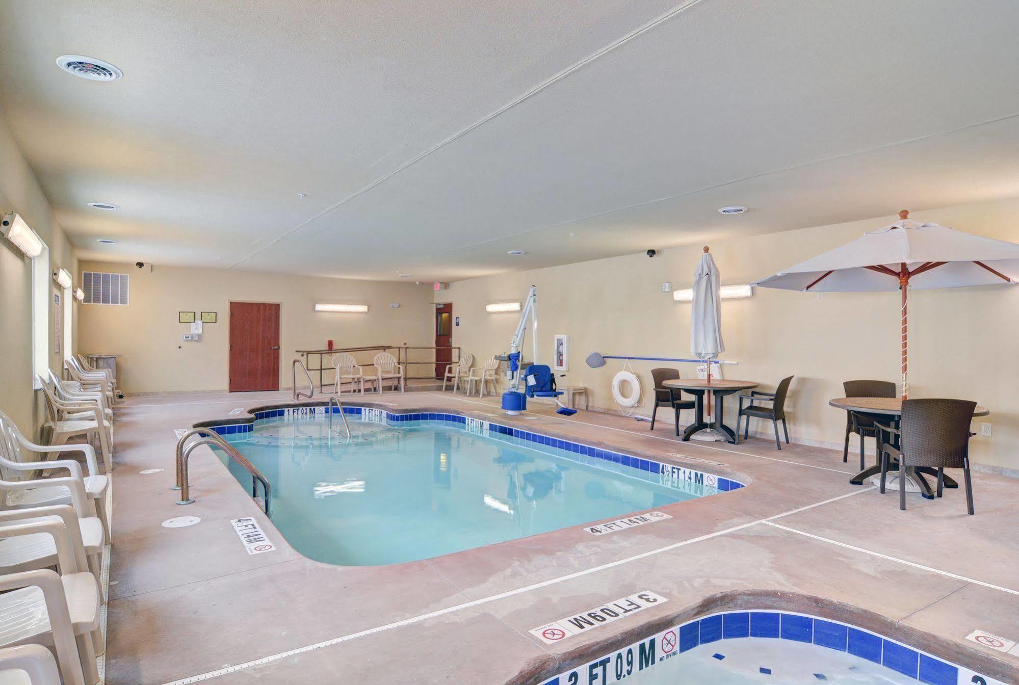 Cobblestone Hotel & Suites - Punxsutawney 외부 사진